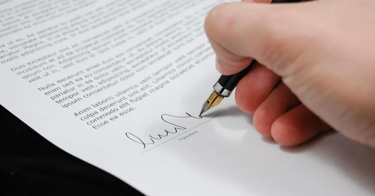 Traducir antes de apostillar puede frenar la notaría